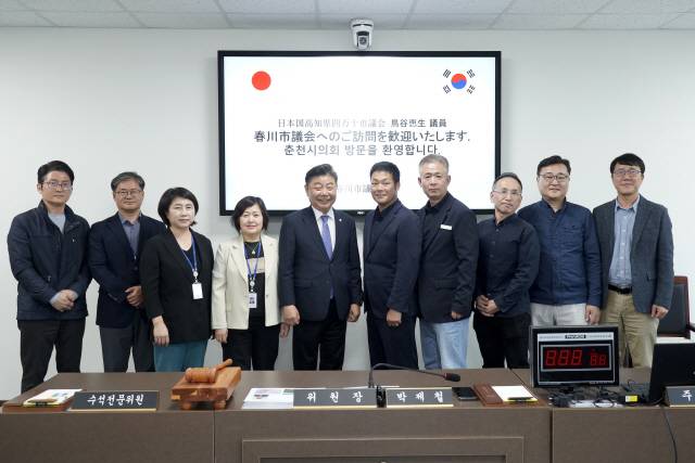 ▲ 토리야 케이세이 고치현 시만토시 시의원은 12일 춘천시의회를 찾아 김진호 의장과 배숙경 부의장, 박제철 기획행정위원장과 간담회를 가졌다.