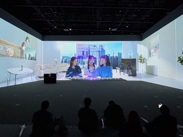 ▲ 일본 오사카·간사이 만국박람회(오사카 엑스포)가 개막한 지난달 13일 한국관 전시가 공개되고 있다. 한국관 전시 주제는 ‘마음을 모아’이다.  연합뉴스