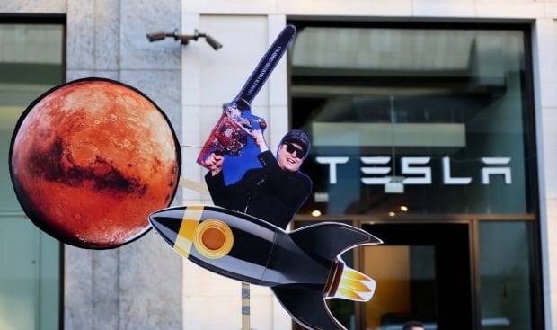 테슬라 베를린 매장 앞 시위 사진=연합