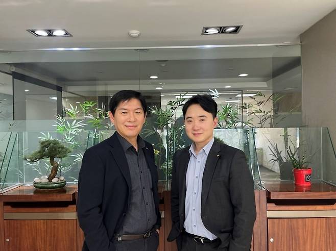 강영수 KB증권 평택촌놈팀 부장(왼쪽)과 우경민 평택지점 부지점장./사진=한경DB