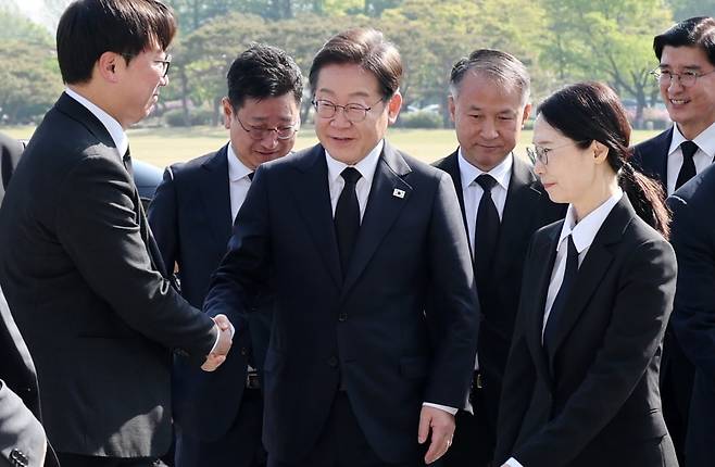 지난 4월 28일 서울 동작구 국립서울현충원에서 인사를 나눈 이재명 더불어민주당 대선 후보와 모경종 의원. / 사진=연합뉴스