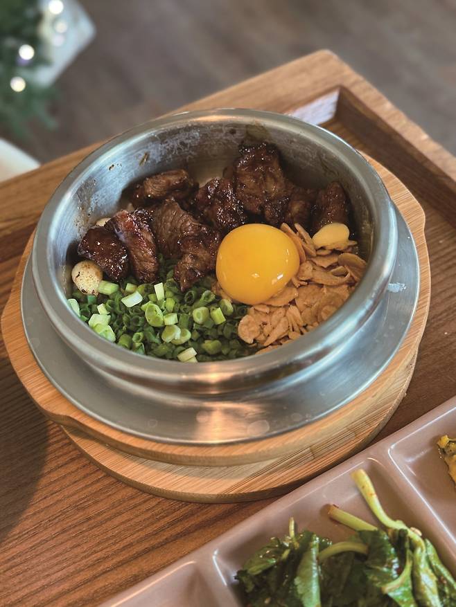 잘 구워 육즙 가득한 스테이크와 달걀노른자가 어우러진 스테이크 솥밥. 사진=박소윤