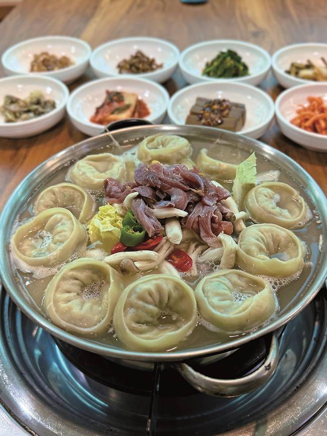 양지말가든의 꿩만두전골. 꿩고기와 채소로 속을 꽉 채워 고소한 만두가 일품이다. 사진=박소윤