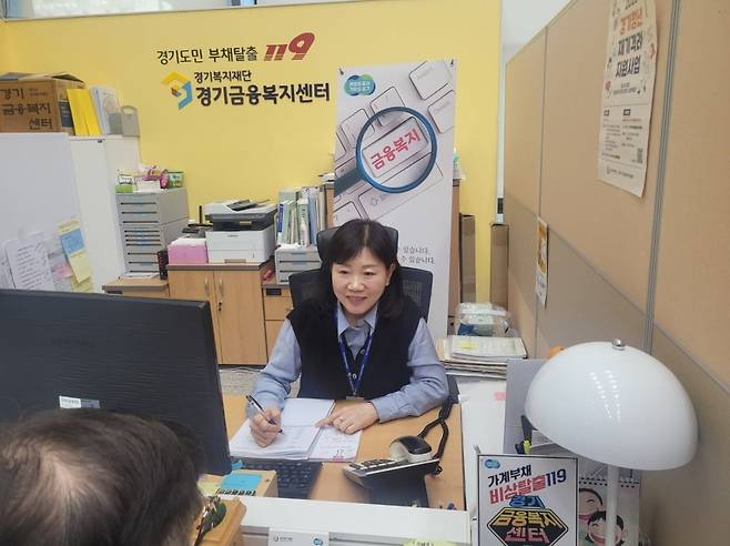 지난 4월 29일 경기 성남에 거주하는 80대 민원이 '칭찬합시다' 란에 글을 올려 잔잔한 감동을 불러 온 백명주 경기도 서민금융 복지지원센터 용인센터의 상담 위원이 방문자와 상담을 하고 있다.경기도 제공