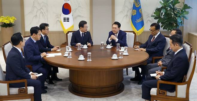 2024년 4월 29일 용산 대통령실에서 열린 윤석열 대통령과 이재명 더불어민주당 대표 영수회담 때 천준호 당시 비서실장(왼쪽 두 번째)가 앉아서 이 대표의 발언을 듣고 있다. 대통령실사진기자단