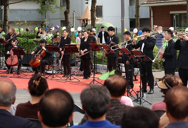 노원구 주민들이 아파트와 산 속 암자에서 관현악단 연주를 즐기고 있는 모습. / 사진=노원구청