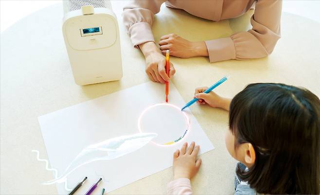 삼성전자 모델이 터치 인터랙션 기능이 탑재된 프리미엄 가정용 프로젝터 ‘더 프리미어5’를 체험하고 있다.  삼성전자 제공