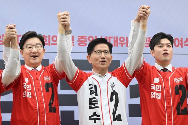 김문수 국민의힘 대선 후보가 12일 서울 영등포구 여의도 국민의힘 중앙당사에서 열린 중앙선대위 임명장 수여식에서 권영세, 김용태 공동선거대책위원장 등과 기념촬영을 하고 있다. 연합뉴스