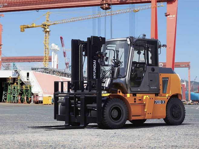 HD현대사이트솔루션이 오는 6월 출시하는 중대형 전동 지게차. 사진=HD현대사이트솔루션