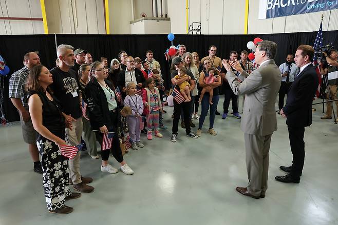 크리스토퍼 랜도 미국 국무부 차관과 트로이 에드가 국토안보부 부장관이 12일(현지시간) 미국 버지니아주 덜레스 국제공항에 도착한 남아프리카 공화국 백인들을 난민 자격으로 맞이하고 있다. 로이터연합뉴스