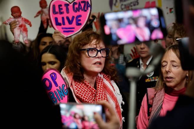 배우 수전 서랜던이 지난해 2월 15일(현지시간) 워싱턴 DC에서 가자지구 평화를 요구하는 시위대와 대화하고 휴전을 요구하고 있다. 게티이미지