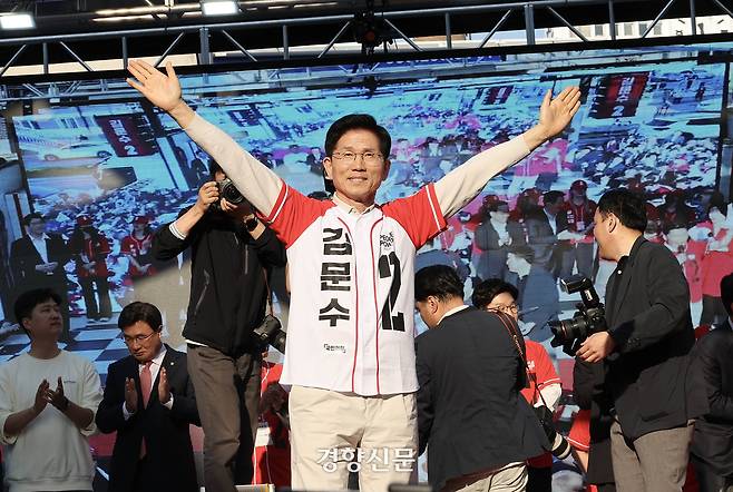 김문수 국민의힘 대선 후보가 지난 12일 오후 대구 서문시장 유세에서  시민들에게 인사하고 있다. 성동훈 기자