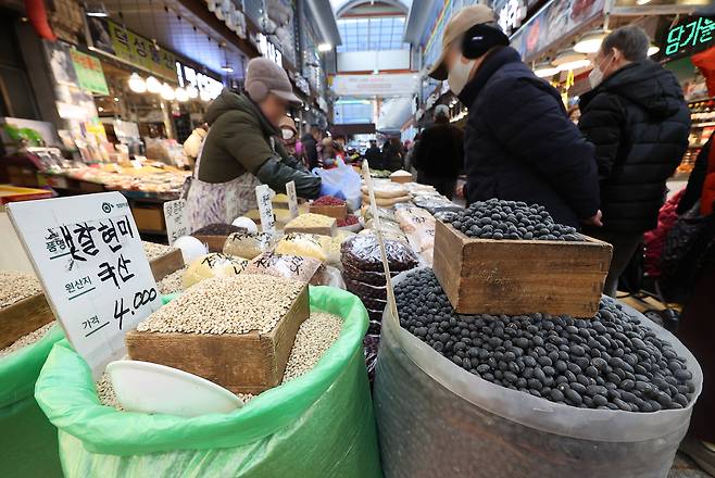 서울 동대문구 경동시장에서 시민들이 장을 보고 있다. 연합뉴스