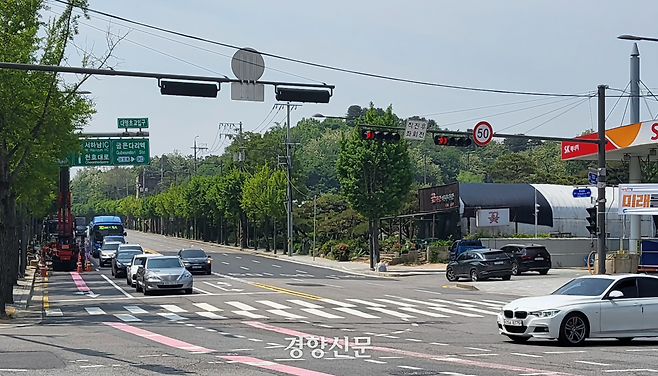 서울 도시기반시설본부가 13일 서울 강동구 싱크홀 사고 현장 인근에서 계측기 설치를 위한 작업을 벌이고 있다. 김태욱 기자
