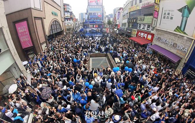 이재명 더불어민주당 대선 후보가 13일 대구 중구 동성로에 열린 집중유세에서 지지자들에게 인사하고 있다. 박민규 선임기자