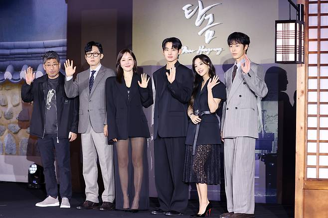 13일 서울 구로구 라마다호텔에서 열린 넷플릭스 시리즈 ‘탄금’ 제작발표회에서 감독과 배우들이 포즈를 취하고 있다. 왼쪽부터 김홍선 감독, 배우 박병은, 엄지원, 정가람, 조보아, 이재욱. 연합뉴스