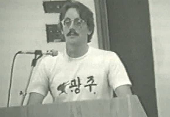 하버드대에서 연설을 하고 있는 돌린저. 저서 <나의 이름은 임대운> 갈무리. 영암군 제공