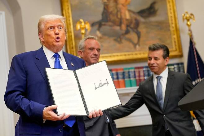 ‘처방약 가격 인하’ 행정명령 서명한 트럼프 도널드 트럼프 미국 대통령이 12일(현지시간) 워싱턴 백악관 루스벨트룸에서 열린 기자회견에서 이날 서명한 행정명령을 들어보이고 있다. 이번 행정명령은 제약사들이 미국 내 처방약 가격을 인하할지 아니면 정부가 지불할 금액에 새로운 제한을 적용받을지 30일 안에 선택하라는 내용이 담겼다. 로이터연합뉴스