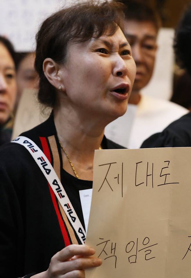 경기 화성시 아리셀 공장 화재 참사로 딸을 잃은 중국동포 이순희씨가 지난해 6월 화성시청에 마련된 분향소 앞에서 기자회견을 하고 있다. 정효진 기자