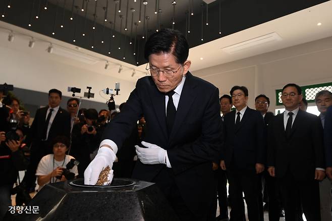 독립유공 선열 참배 김문수 국민의힘 대선 후보가 13일 독립유공자들이 묻힌 대구 국립신암선열공원을 방문해 참배하고 있다. 성동훈 기자 zenism@kyunghyang.com