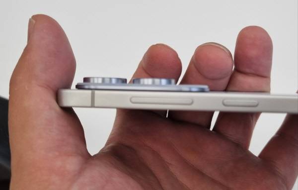 손으로 갤럭시 S25 엣지 상단 측면을 쥐었다. 얇은 본체의 듀얼 카메라 옆 모습이 보인다. 정옥재 기자