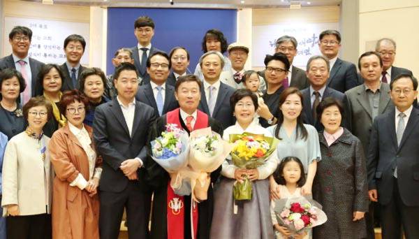 최철국(앞줄 가운데) 목사가 2019년 4월 목사 안수를 받은 뒤 가족 및 축하객들과 기념사진을 찍고 있다.  최철국 목사 제공