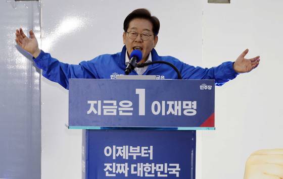 Democratic Party presidential candidate Lee Jae-myung delivers a speech on Eunhengjeongi Street in Daejeon on May 12. [JOONGANG ILBO]