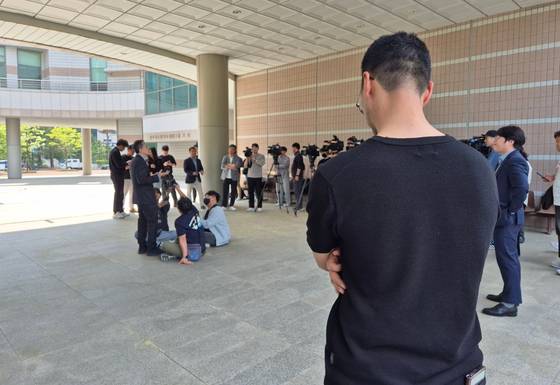 Plaintiffs in the Gangneung suspected sudden acceleration accident case speak to the press outside the Gangneung branch of the Chuncheon District Court in Nangok-dong, Gangneung, Gangwon, on May 13. [YONHAP]