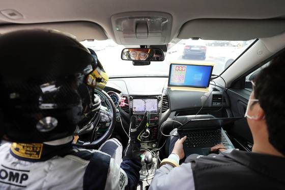 A reenactment test aimed at determining whether a vehicle defect caused a suspected sudden unintended acceleration accident that killed 12-year-old Lee Do-hyun in Gangneung in December 2022 is conducted on Hoesan-ro in Gangneung on April 19 last year. [YONHAP]