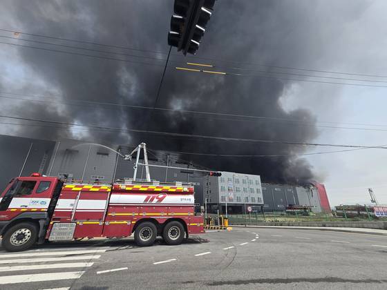 Fire trucks are deployed at the scene of a fire that broke out at a logistics center in Icheon, Gyeonggi, on May 13. [YONHAP]