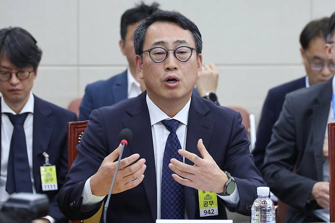 SK Telecom CEO Ryu Young-sang answers questions on the recent SKT hack at the National Assembly building in Yeouido, western Seoul, on May 8. [YONHAP]