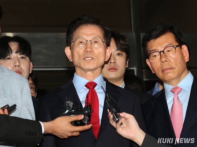 국민의힘 대선 후보 자격 박탈에 반발한 김문수 후보가 10일 오후 법원에 출석해 ‘대선 후보 취소’ 가처분 심문에 참석한 후 법원을 나서고 있다. 곽경근 대기자