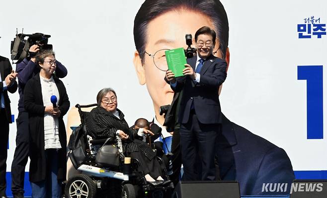 12일 이재명 더불어민주당 후보는 서울 광화문 청계광장에서 열린 출정식에서 첫 유세에 나섰다. 곽경근 대기자