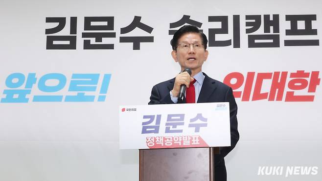 김문수 국민의힘 대선 후보가 지난 10일 서울 여의도 캠프 사무실에서 긴급 기자회견을 열어 대선 후보 교체 강행에 대한 입장을 밝히고 있다. 곽경근 대기자