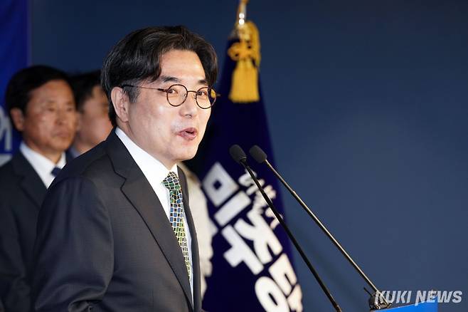 홍준표 지지모임(홍사모·홍사랑·국민통합찐홍·홍준표캠프SNS팀) 회원들이 13일 서울 영등포구 더불어민주당 중앙당사 당원존에서 이재명 민주당 대선 후보에 대한 지지를 선언하고 있다.