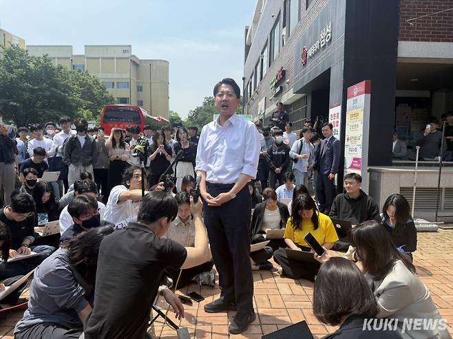 이준석 개혁신당 대선 후보가 13일 오후 경북대 학생식당 앞에서 기자회견을 하고 있다. 송금종 기자&nbsp;