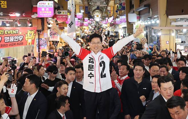 김문수 국민의힘 대선 후보가 13일 울산 남구신정시장에서 유세를 하고 있다. 연합뉴스