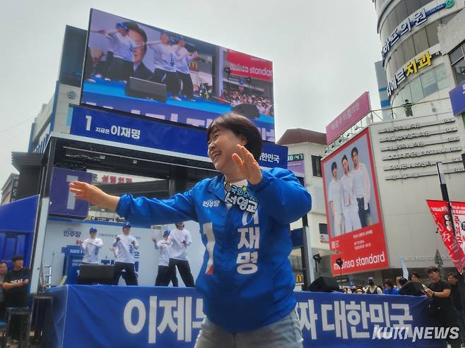 13일 대구 중구 동성로에서 이재명 더불어민주당 대통령 후보 선거 운동 지원에 나선 서영교 민주당 의원. 권혜진 기자