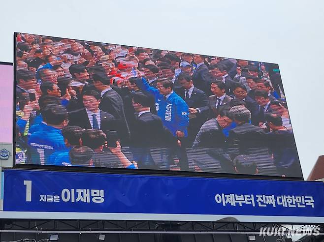 13일 대구 중구 동성로에서 시민들의 환호 속에 입장하는 이재명 더불어민주당 대통령 후보. 권혜진 기자
