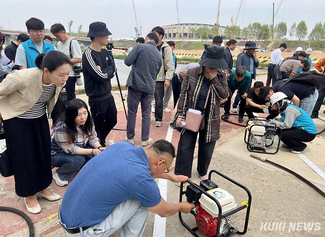구 치수과를 포함한 22개 동 주민센터 실무자와 강남소방서 등 유관기관 관계자 70여 명이 참여하는 이번 훈련은 실습 위주의 체험형 교육으로 진행했다.&nbsp;