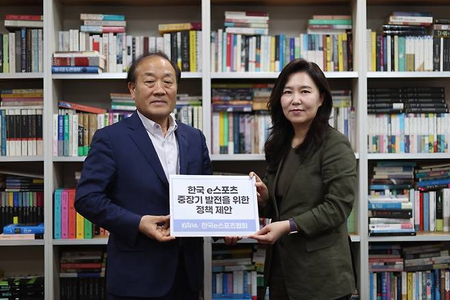 김영만 한국e스포츠협회장(왼쪽)과 강유정 더민주 게임특위 위원장. 한국e스포츠협회 제공