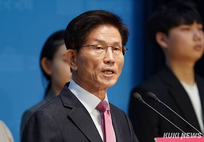 김문수 전 고용노동부 장관이 지난달 서울 영등포구 국회 소통관에서 ‘제21대 대통령 선거’ 경선 후보 출마를 선언하고 있다. 유희태 기자