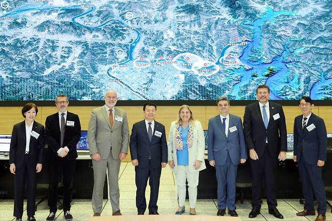 13일 한국수자원공사 물종합상황실을 견학하는 유럽연합 대사 대표단. 한국수자원공사
