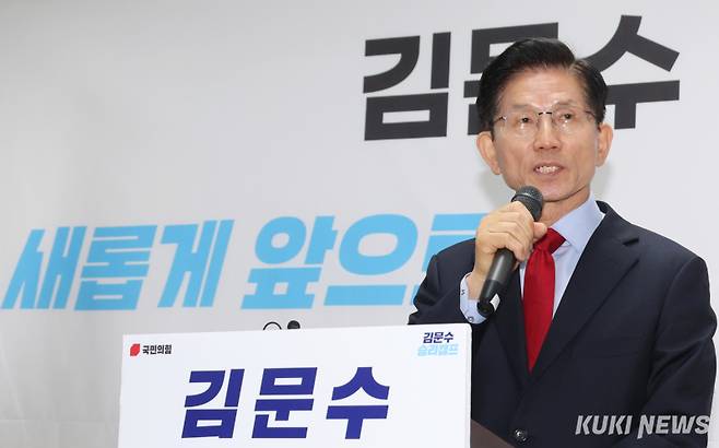 김문수 국민의힘 대선 후보가 지난 10일 서울 여의도 캠프 사무실에서 긴급 기자회견을 열어 대선 후보 교체 강행에 대한 입장을 밝히고 있다. 곽경근 대기자