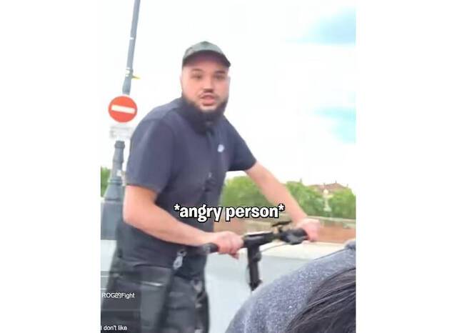 진니티를 공격한 행인. '진니티'의 영상 캡처