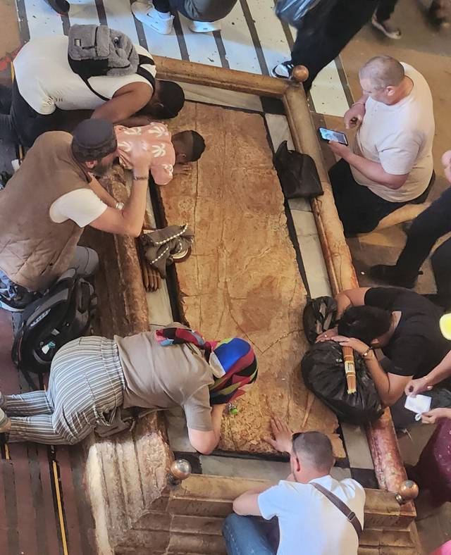 전 세계에서 모인 성도들이 예수님 시신이 내려졌던 판석 위에 엎드려 기도하고 있다.