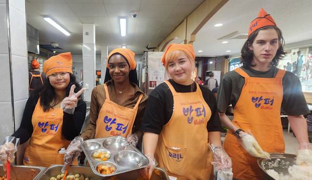 지난해 10월 밥퍼를 찾은 미국 텍사스주립대 학생들의 봉사 모습. 다일공동체 제공