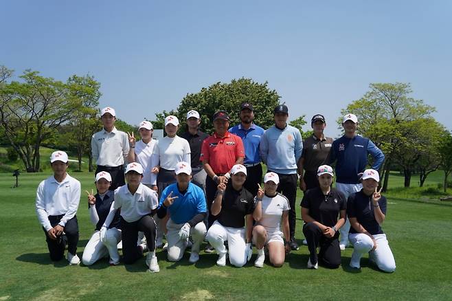 지난 12일 제주 서귀포시 핀크스GC에서 SK텔레콤 오픈 사전 행사로 열린 '재능나눔 행복라운드'에 참가한 멘토들과 주니어 선수 11명이 기념 촬영을 하고 있다. 대회조직위