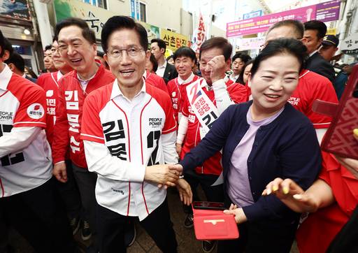 김문수 국민의힘 대선 후보가 13일 울산 남구 뉴코아아울렛 인근 청년야시장에서 유세를 하고 있다. 공동취재, 뉴시스