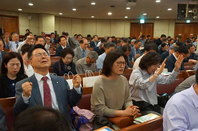 목장기도회에 참석한 부부들이 기도하고 있다. 부산=정홍준 객원기자